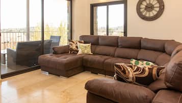 Een televisie, een dvd-speler, een tafeltennistafel en een stereo