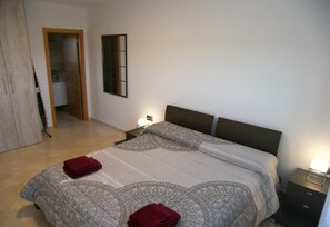 5 bedrooms, iron/ironing board, free WiFi, bed sheets