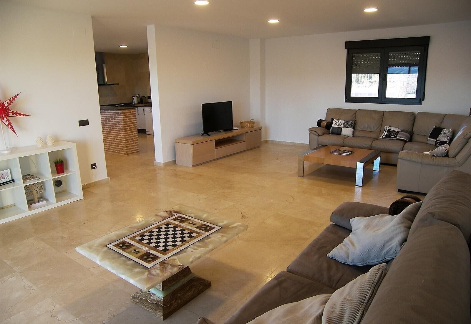 Een dvd-speler en een stereo