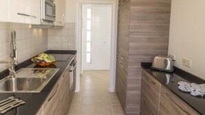Una cocina moderna con microondas, fregadero y tostadora.