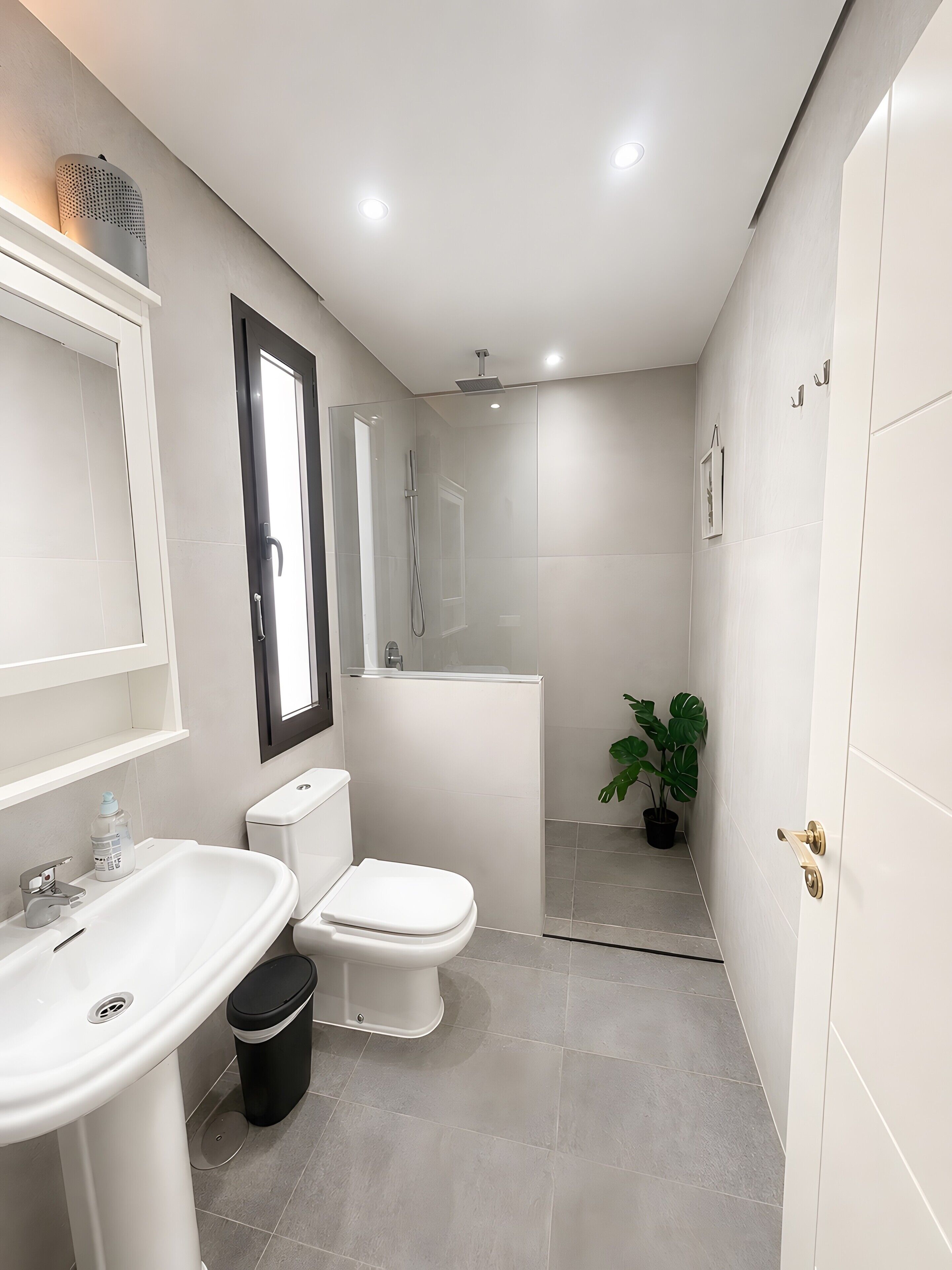 Bañera, artículos de higiene personal gratuitos y secador de pelo
