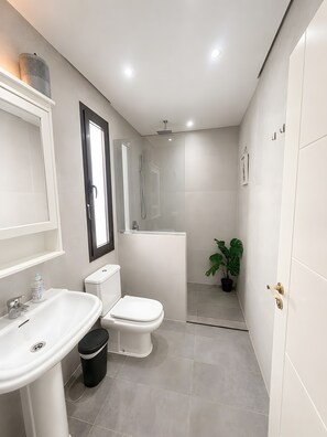 Tina, amenidades de baño gratuitas, secadora de cabello, toallas