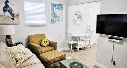 COZY- Quiet Cottage Pets Kitchen