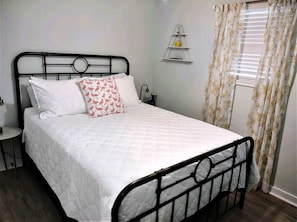 2 habitaciones, escritorio, tabla de planchar con plancha y wifi gratis 