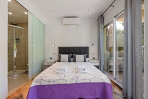 Tabla de planchar con plancha, wifi gratis, ropa de cama