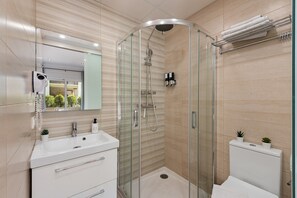 Douche, sèche-cheveux, serviettes fournies