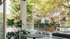 A balcony with a table and chairs, overlooking a river and a cityscape. - w* | Splendid 1BR with Perfect Balcony in Polanco (Ciudad de México)