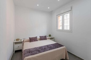2 bedrooms, iron/ironing board, free WiFi, bed sheets - Holiday Apartment 'Torero II' with Pool, Private Balcony and Wi-Fi (Sevilla)
