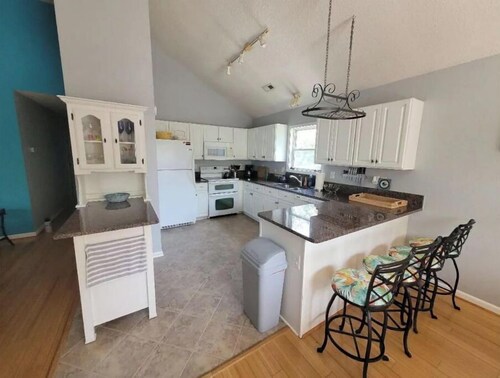 OBX~Beach~Sunsets~Bike Path~Mini Golf~Seafood~Shops~All within 1/2 mile away