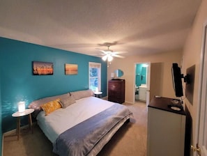 3 bedrooms, in-room safe, iron/ironing board, travel cot - OBX~Beach~Sunsets~Bike Path~Mini Golf~Seafood~Shops~All within 1/2 mile away (Kill Devil Hills)