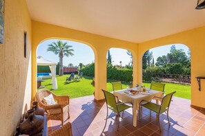 Outdoor dining - Villa "Casa Rural Casa de Noa" with Private Pool, Private Garden & Wi-Fi (Sevilla)