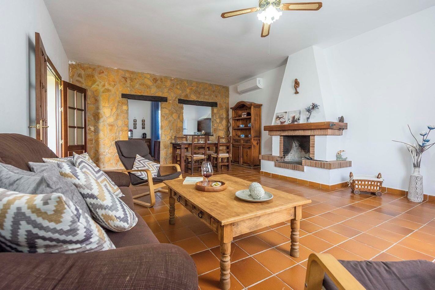 Televisión y chimenea 