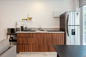 Refrigerador, microondas, parrilla de estufa y cafetera y tetera 