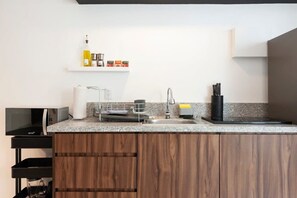 Kühlschrank, Mikrowelle, Herdplatte, Wasserkocher mit Kaffee-/Teezubehör