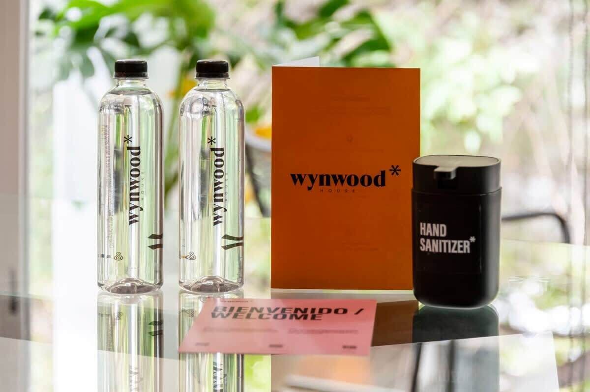 Chuveiro, secador de cabelo, toalhas de banho 