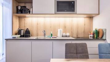 Kühlschrank, Mikrowelle, Herdplatte, Geschirrspüler