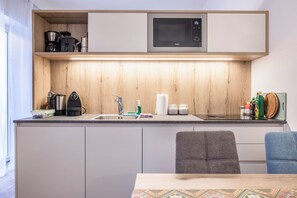 Réfrigérateur, micro-ondes, plaque de cuisson, lave-vaisselle