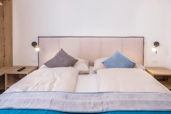 1 bedroom, free WiFi, bed sheets - Apartment "Isabel" with Mountain View, French Balcony & Wi-Fi (Bolzano)