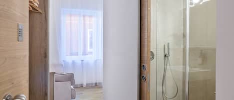 Douche, séchoir à cheveux, serviettes fournies
