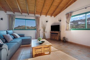 TV - Apartment 'Tily' with Sea View, Terrace & Wi-Fi (Icod de los Vinos)