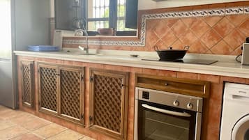 Frigorífico, microondas, horno y placa de cocina