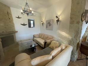 Televisión y chimenea