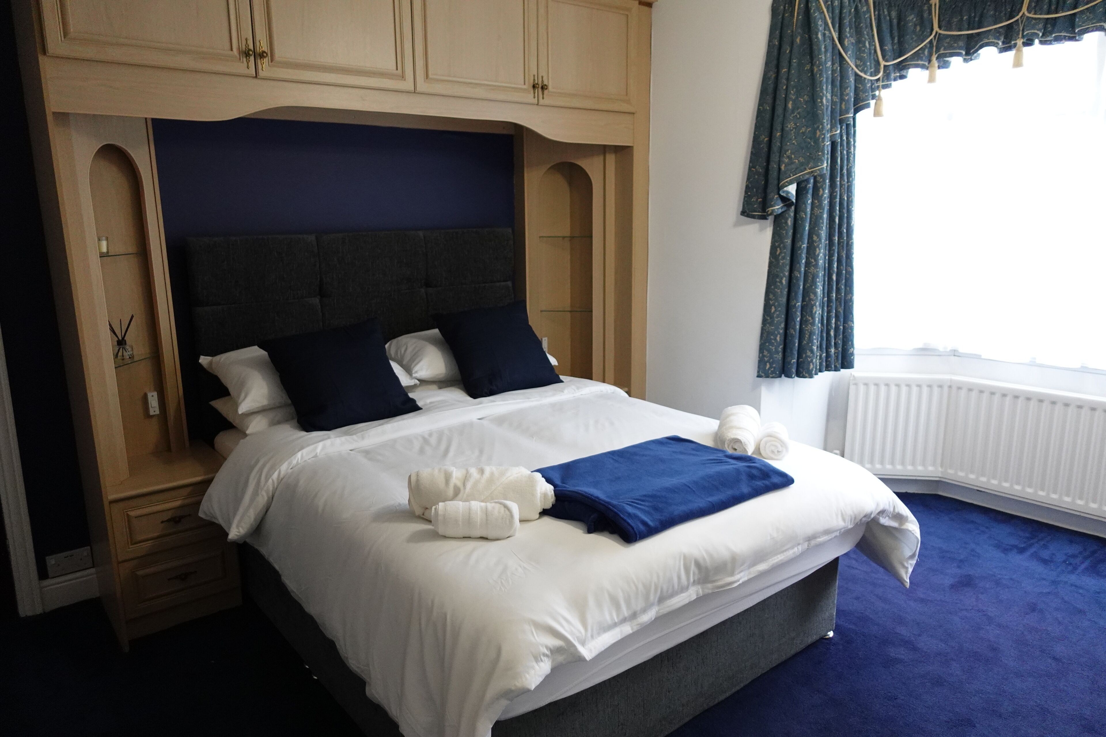 5 Bedroom House with Gorgeous Landscaped Gardens