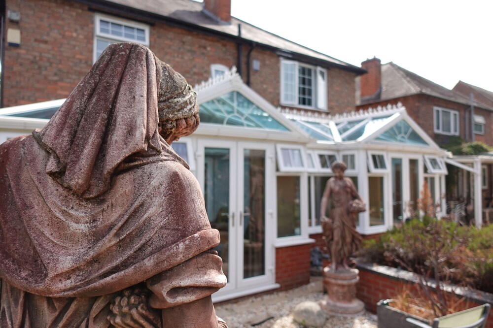 5 Bedroom House with Gorgeous Landscaped Gardens