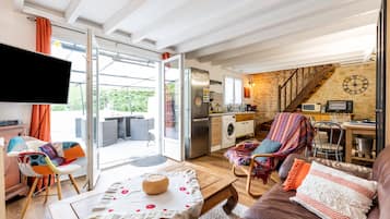 Tv och ett bordtennisbord