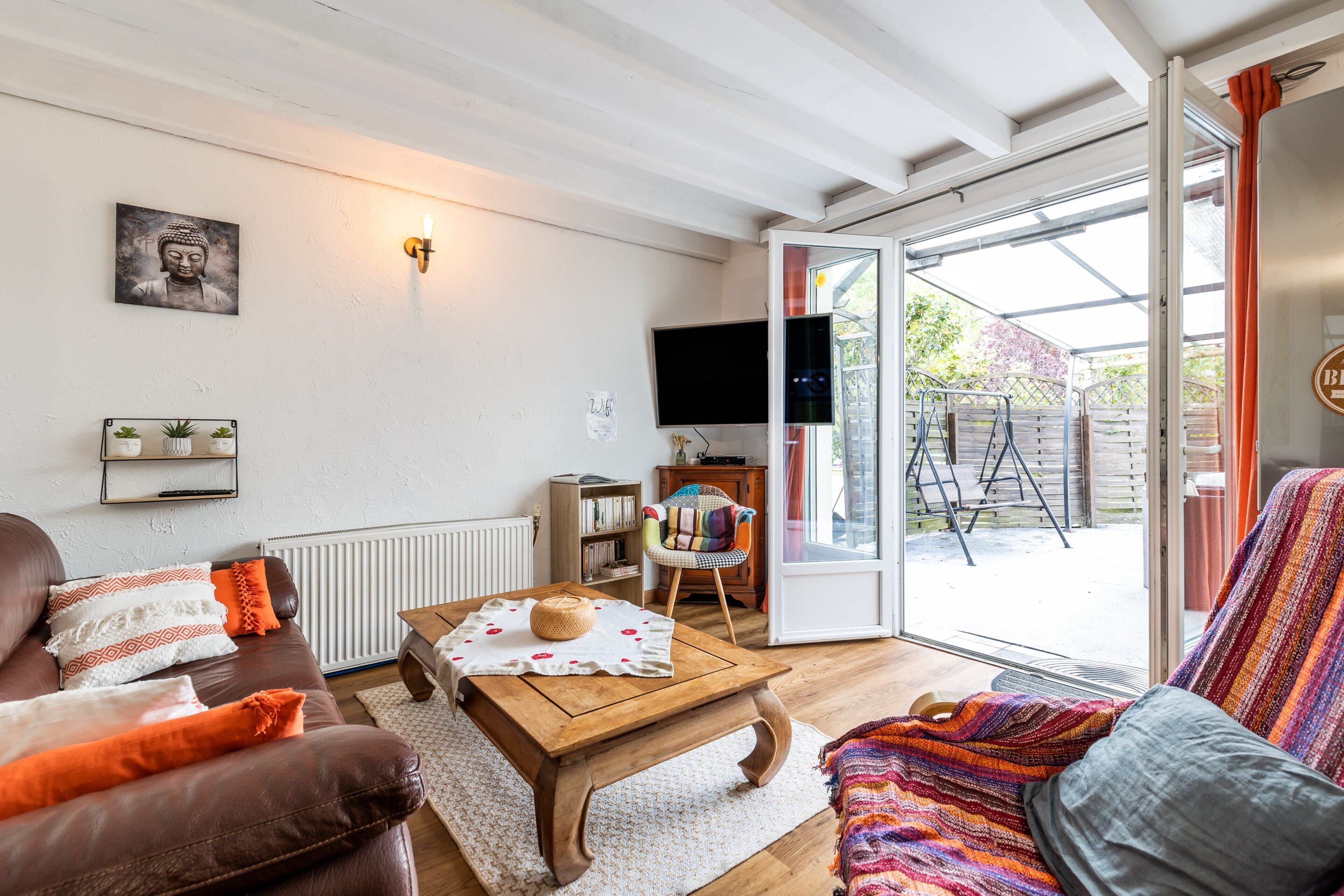 Tv och ett bordtennisbord