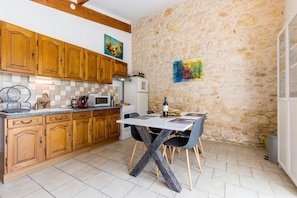 Fridge, microwave, oven, stovetop - Vacation Home "Senguinous 2" with Shared Pool, Private Terrace & Wi-Fi (Lesparre-Médoc)