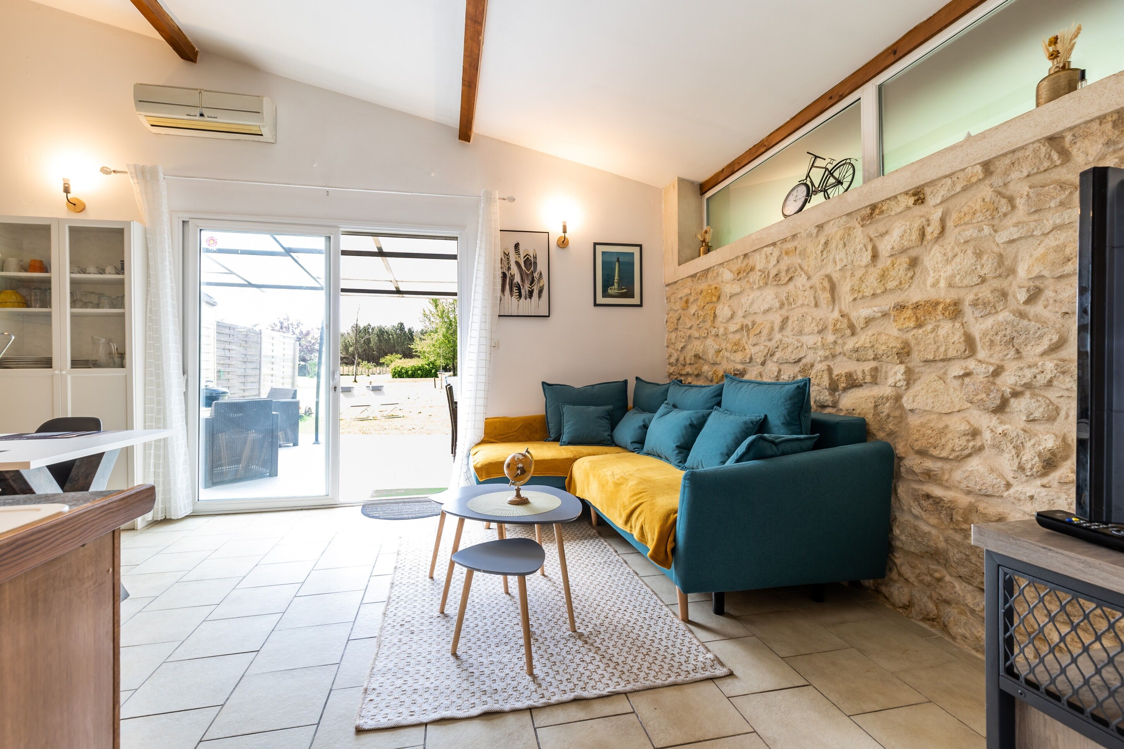 Tv och ett bordtennisbord