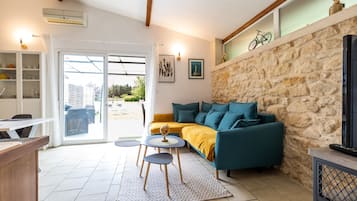 Tv och ett bordtennisbord