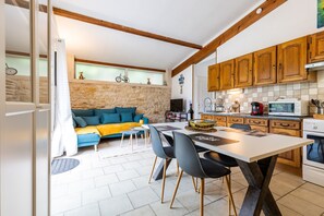 Interior - Vacation Home "Senguinous 2" with Shared Pool, Private Terrace & Wi-Fi (Lesparre-Médoc)