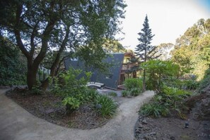 Property grounds - Luxurious Bayview Treehouse: Hot Tub, 15 min to SF (Brisbane)