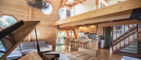 Télévision, livres, chaîne hi-fi, espaces bureaux