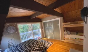 2 bedrooms, iron/ironing board, WiFi, bed sheets - Luxurious Bayview Treehouse: Hot Tub, 15 min to SF (Brisbane)