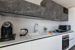 Frigorifero, microonde, forno, lavastoviglie