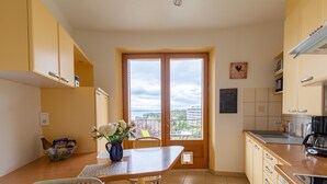 Una cocina con mesa, sillas, una ventana con vistas y armarios.