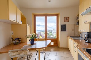 Kühlschrank, Mikrowelle, Herdplatte, Geschirrspüler