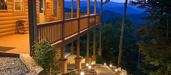Mountain Views - Hot Tub - Gas Fireplace