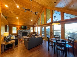 Älytelevisio, takka, pöytäjalkapallopöytä