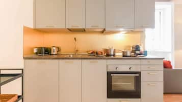 Jääkaappi, uuni, liesi, astianpesukone