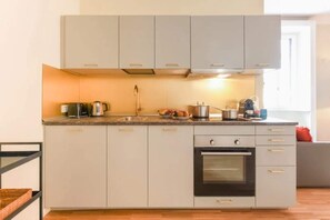 Kühlschrank, Ofen, Herdplatte, Geschirrspüler