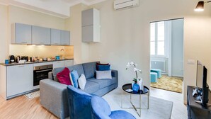 Un appartement moderne comprenant une cuisine, un espace de vie et un balcon.