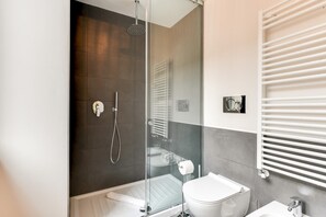 Een douche, een haardroger, handdoeken