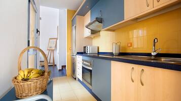 Een koelkast, een magnetron, een oven, een kookplaat