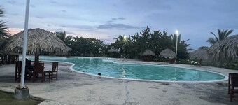 2Br Condo with Rooftop Terrace and Jacuzzi/Pool