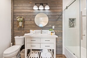 Combined shower/bathtub, hair dryer - The Shire at Baggins Hill with Spa and Fire Table! (Templeton)