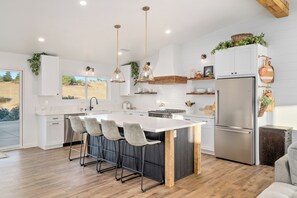 Coffee/tea maker, fridge, microwave, oven